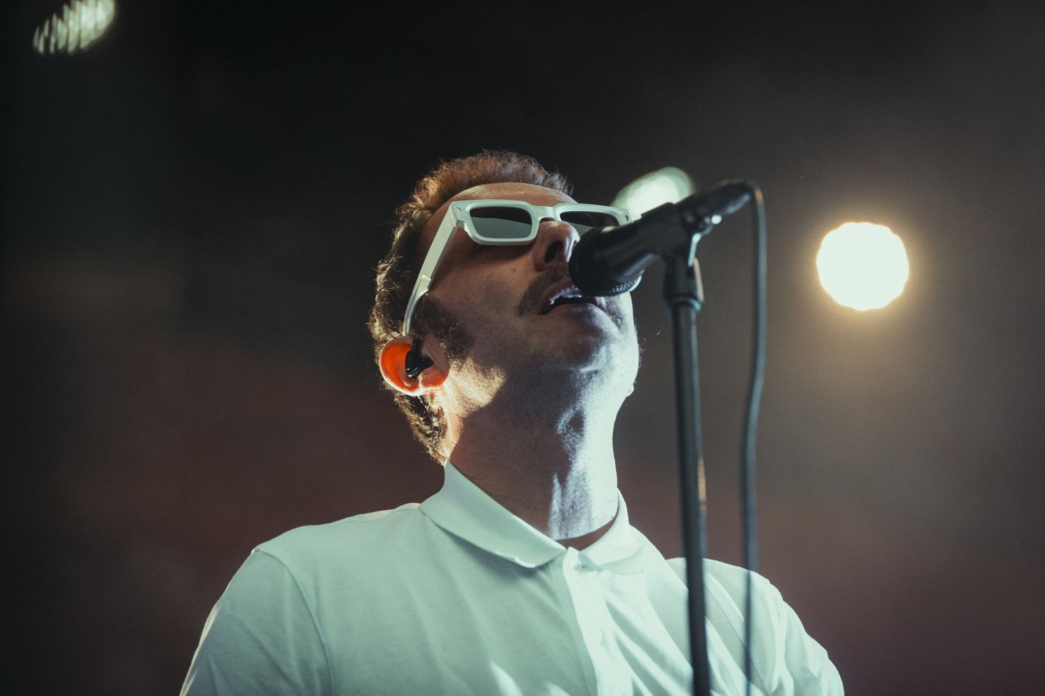 Portrait artiste, gros plan chanteur de Cachemire au micro