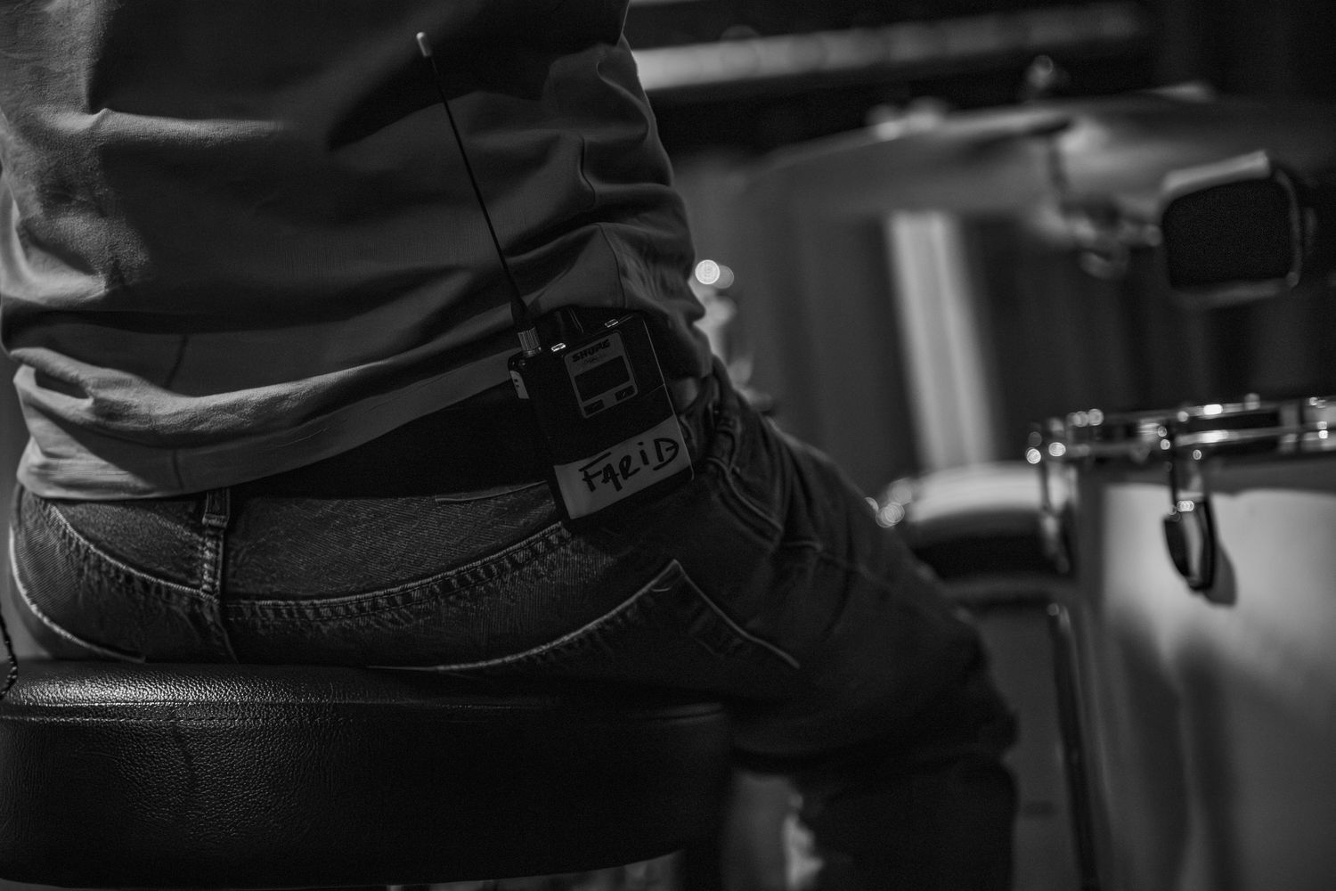 Backstage avant l'entrée sur scène, détail badge et batterie